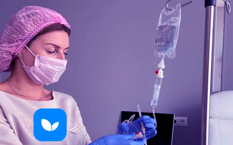 Врач ставит капельницу